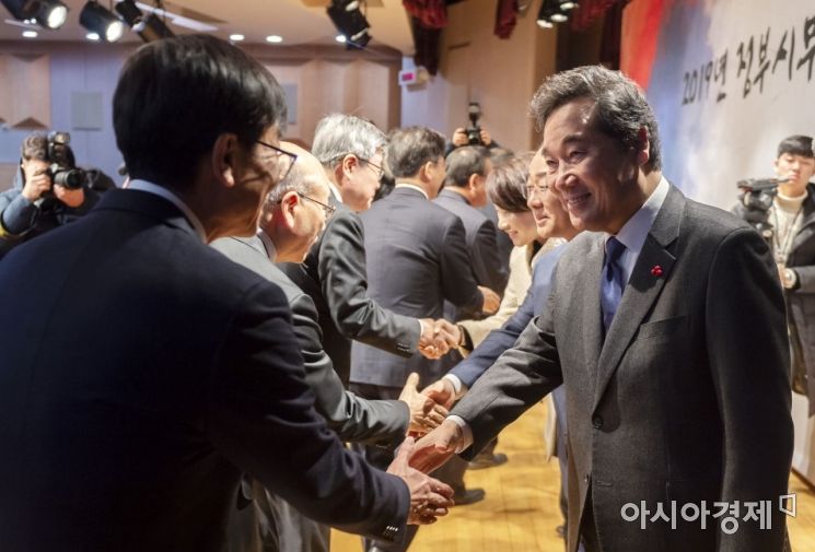 [포토] 김상조 위원장과 인사 나누는 이낙연 총리