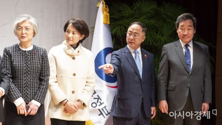 [포토] 대화 나누는 이낙연 총리-홍남기 부총리