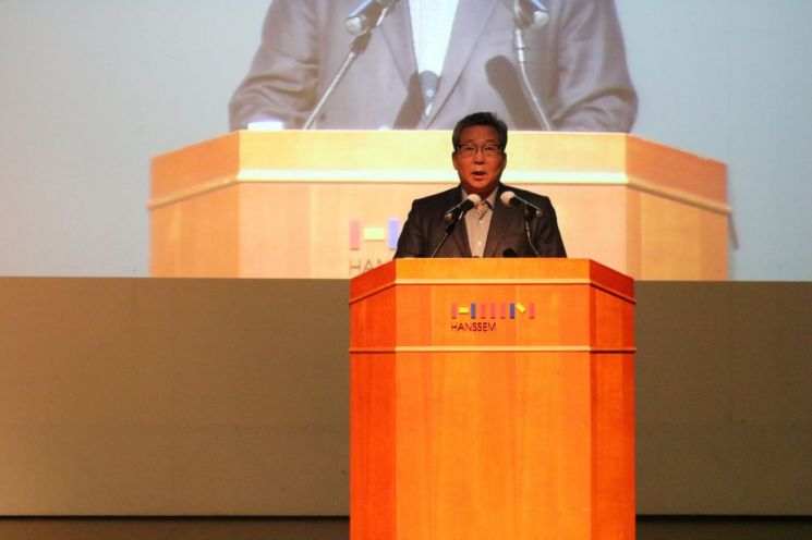 최양하 한샘 회장이 2일 서울 마포구 사옥에서 진행한 시무식에서 신년사를 발표하고 있다.
