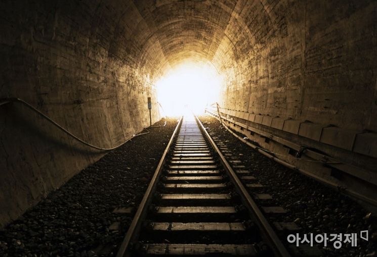 [포토] 어두운 터널의 끝을 향해