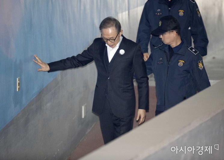 [포토] 항소심 공판 출석한 이명박 전 대통령