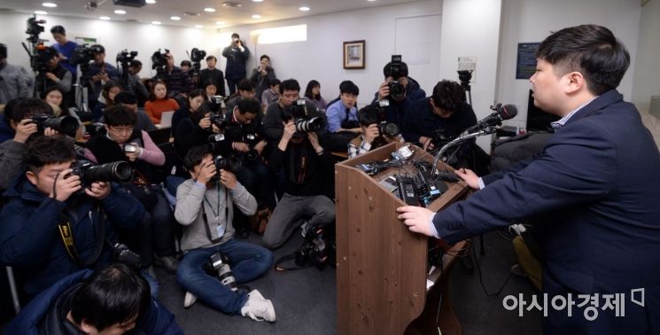청와대의 KT&G 사장 교체 개입 의혹과 적자국채 발행 압력 등을 폭로한 신재민 전 기획재정부 사무관이 2일 서울 강남구 역삼동의 한 빌딩에서 긴급 기자회견을 열고 해당 폭로에 대한 답을 하고 있다.  신 전 사무관은 최근 자신의 유튜브를 통해 KT&G 사장 교체에 청와대가 개입했다는 문건을 입수했고 이를 언론사에 제보했다고 밝혔다. 또 청와대가 기재부에 4조원 규모의 적자국채를 추가 발행하라고 강압적으로 지시했다고 폭로했다./김현민 기자 kimhyun81@