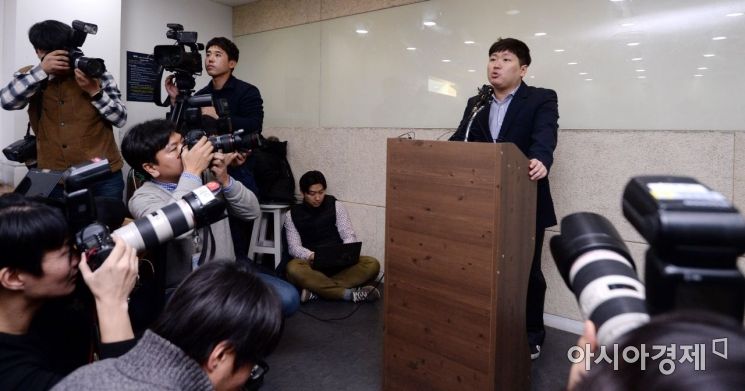 청와대의 KT&G 사장 교체 개입 의혹과 적자국채 발행 압력 등을 폭로한 신재민 전 기획재정부 사무관이 2일 서울 강남구 역삼동의 한 빌딩에서 긴급 기자회견을 열고 해당 폭로에 대한 답을 하고 있다.
신 전 사무관은 최근 자신의 유튜브를 통해 KT&G 사장 교체에 청와대가 개입했다는 문건을 입수했고 이를 언론사에 제보했다고 밝혔다. 또 청와대가 기재부에 4조원 규모의 적자국채를 추가 발행하라고 강압적으로 지시했다고 폭로했다./김현민 기자 kimhyun81@