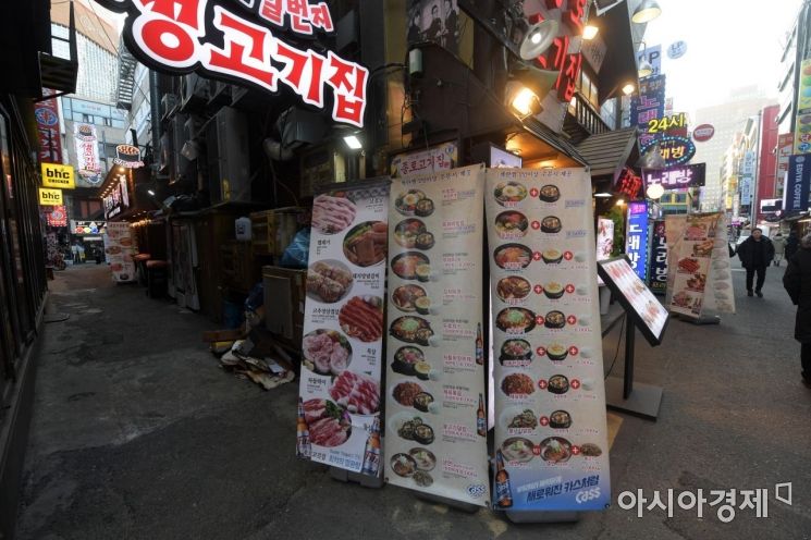 올해 최저임금 인상에 따라 영세 자영업자의 인건비 부담이 커지고 있는 2일 서울 종각역 인근 먹자골목이 한산한 모습을 보이고 있다. /문호남 기자 munonam@