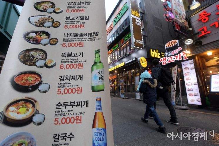 올해 최저임금 인상에 따라 영세 자영업자의 인건비 부담이 커지고 있는 가운데 서울 종각역 인근 먹자골목이 한산한 모습을 보이고 있다./문호남 기자 munonam@