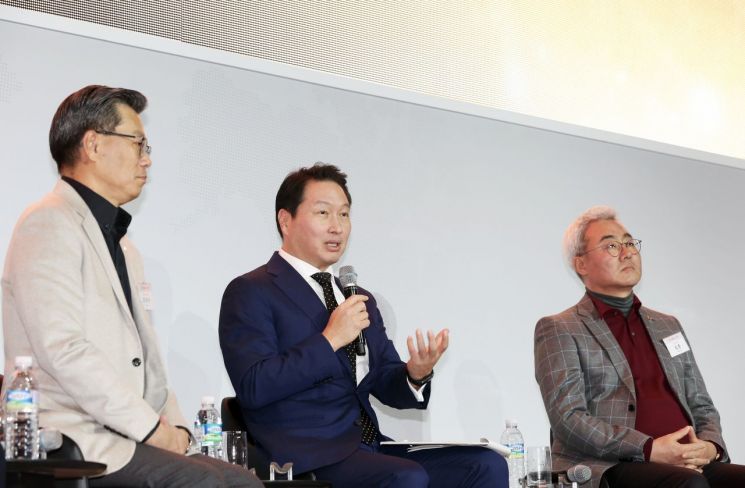 ▲SK그룹은 2일 서울 광장동 워커힐 호텔에서 2019년 신년회를 개최했다고 밝혔다. 사진은 최태원(중앙) SK그룹 회장이 행복을 주제로 주요 관계사 CEO들의 대담이 진행된 뒤 마무리 발언을 하고 있다.