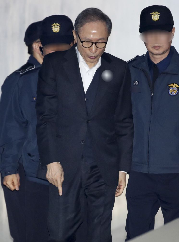 다스 자금을 횡령하고 삼성 등에서 뇌물을 받은 혐의로 구속기소된 이명박 전 대통령이 2일 오후 서초구 서울고등법원에서 열리는 항소심 첫 공판에 출석하기 위해 호송차에 내려 법정으로 향하고 있다. 2019.1.2
    mon@yna.co.kr [이미지출처=연합뉴스]