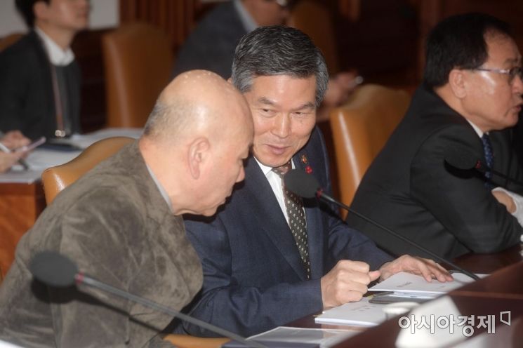 [포토]밀착 대화하는 정경두 국방장관과 이효성 방송통신위원장