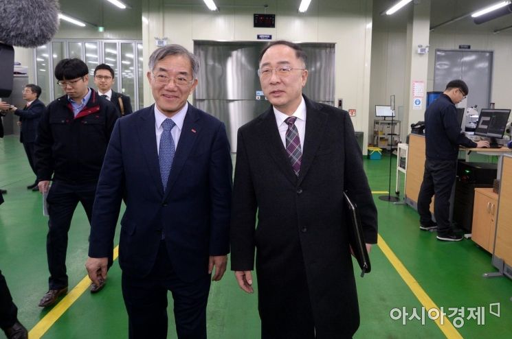 [포토] 부평 절삭공구 공장 찾은 홍남기 부총리