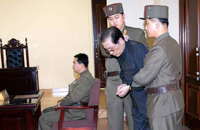 북한은 2013년 국가안전보위부 특별군사재판을 열어 장성택에게 '국가전복음모의 극악한 범죄'로 사형을 선고하고 이를 바로 집행했다. 양 손을 포승줄에 묶인 장성택이 국가안전보위부원들에게 잡힌 채 법정에 서 있다.