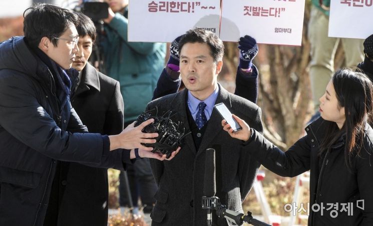 "정의는 승리한다"…엄마부대 지지받은 김태우 수사관