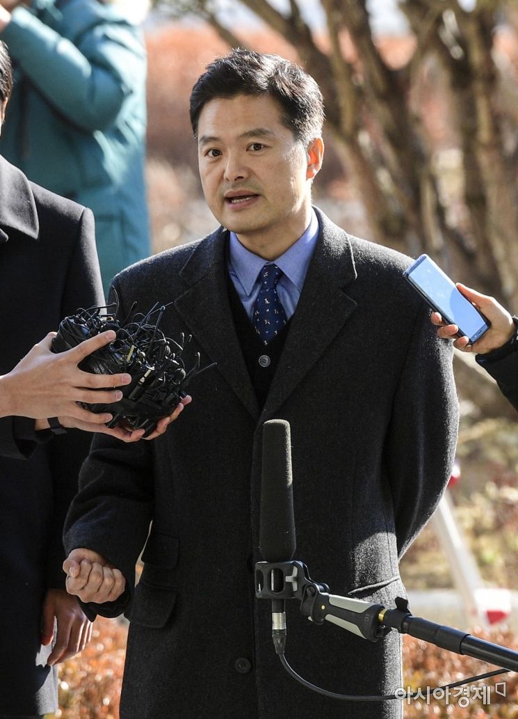 [포토]취재진에게 질문받는 김태우 수사관