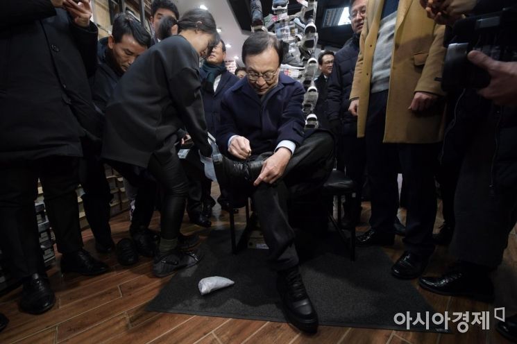 [포토]명동 신발가게 찾은 이해찬