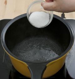 3. ②에 설탕을 넣어 끓인다.