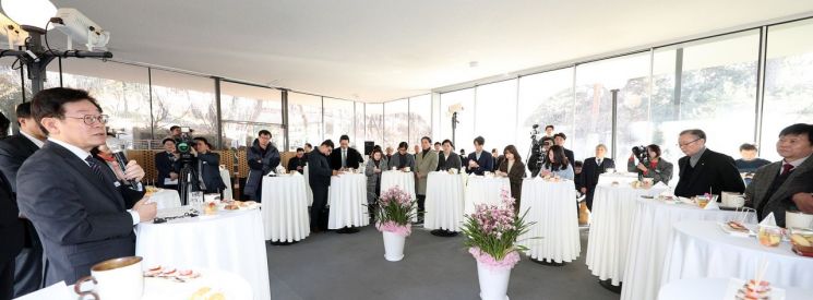 이재명 "지역화폐는 지역상권 살리는 모세혈관 역할 할 것"