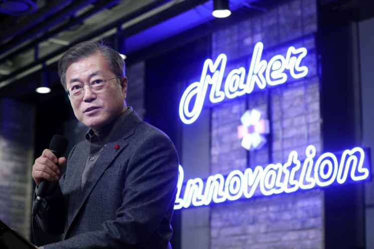 문대통령, 새해 첫 경제일정 '젊은 제조스타트업 기업가' 격려