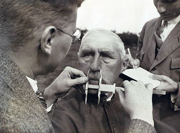 나치 독일 당시 유대인을 가려내기 위해 코의 크기를 측정하는 모습. 사진 = wikipidia