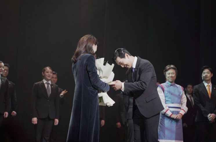 3일 서수연이 SNS를 통해 프러포즈 장면이 담긴 사진을 공개했다/사진=서수연 공식 인스타그램 캡처