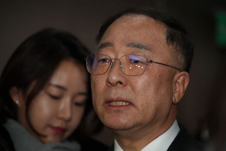 홍남기 "靑도 정부에 의견 제기할 수 있어"