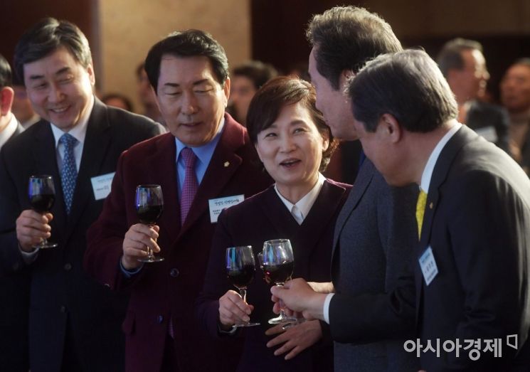[포토]건설인과 건배하는 이낙연 총리와 김현미 장관