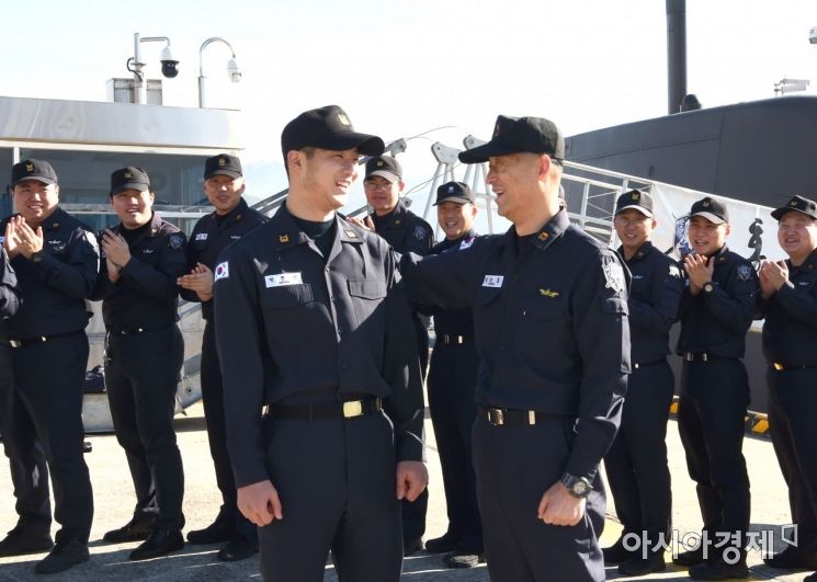 해군 잠수함 첫 부자 승조원 탄생…"대한민국 바다 철통 수호"