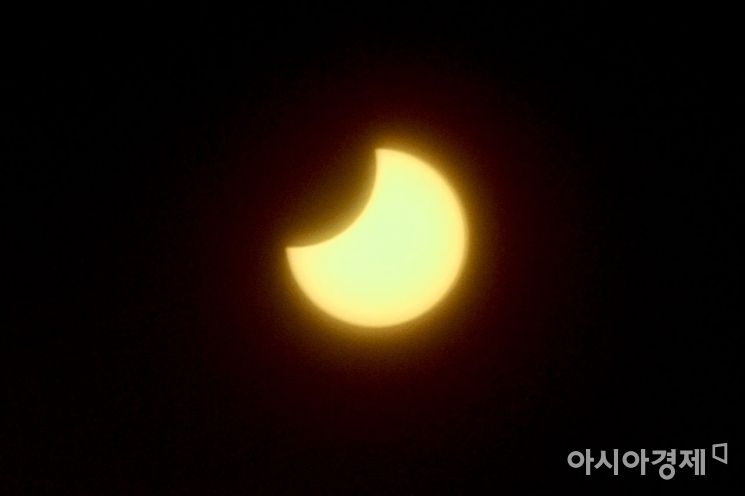 [포토] 달에 가려지는 태양