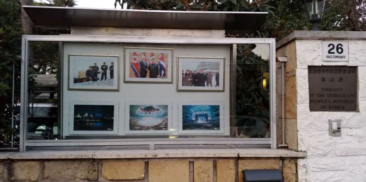 北대사관, 망명 취재 몰리자 문재인·김정은 사진 내걸어