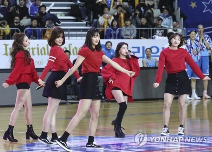 걸그룹 라임소다와 콜라보 공연을 진행한 신지현. 사진=연합뉴스