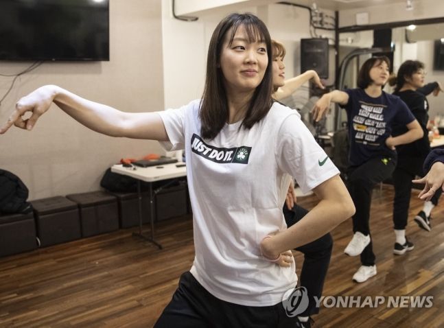 댄스 연습을 하고 있는 신지현. 사진=연합뉴스