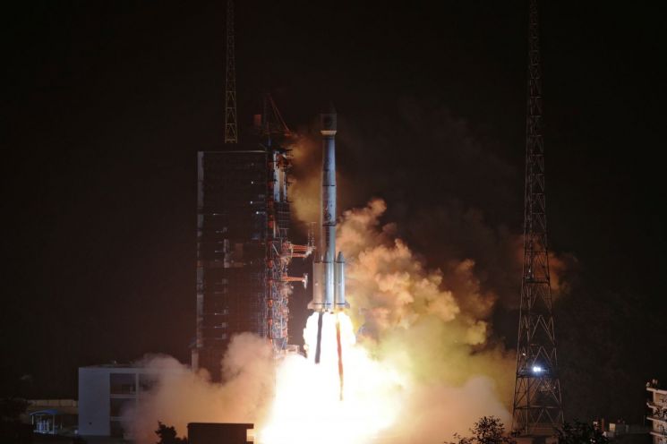 중국 쓰촨(四川)성 시창(西昌)위성발사센터에서 지난해 11월 19일(현지시간) 두 개의 '베이두(北斗)' 위성을 실은 로켓이 발사되고 있다(사진=로이터연합뉴스).