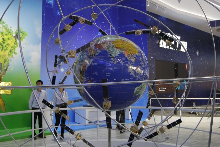 지난해 11월 6일(현지시간) 중국 광둥(廣東)성 주하이(朱海)에서 열린 중국국제항공우주박람회(中國國際航空航天博覽會) 전시장에 ‘베이두’ 시스템 모형이 전시돼 있다(사진=AP연합뉴스).
