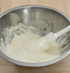 4. 달걀물에 체에 친 중력분을 넣어 거품이 꺼지지 않도록 주걱을 세워서 자르듯이 섞는다.