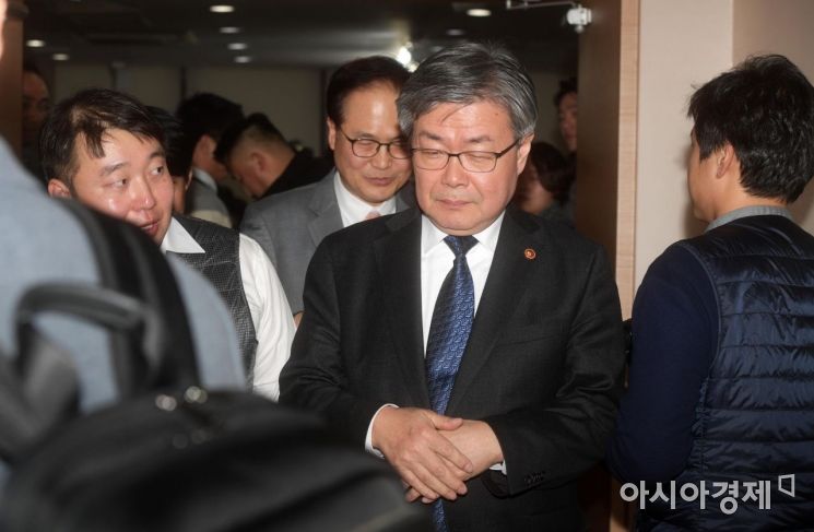 [포토]최저임금 향한 질문, 생각에 잠긴 이재갑 장관