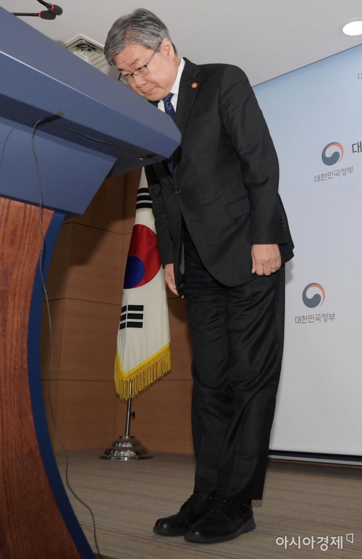 [포토]허리 숙여 인사하는 이재갑 고용노동부 장관