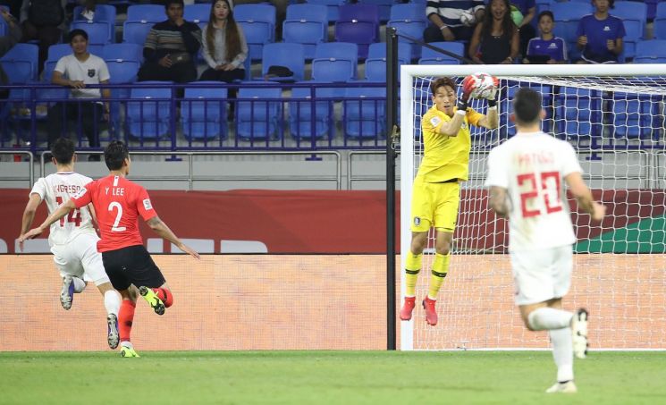 [아시안컵] 손발 다 매력적…김승규, 벤투호 NO.1 자격 증명 