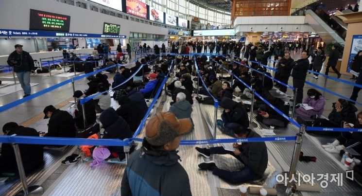 [포토] 설 승차권 예매 위해 줄 선 시민들