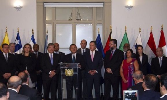 5일(현지시간) 중남미 14개국 연합체인 리마그룹 회원국 외교장관들이 베네수엘라의 민주적 개혁을 촉구하는 공동성명을 채택하는 모습. 14개국 중 멕시코를 제외한 13개국이 참여했으며, 불공정 대선으로 재임한 마두로 대통령의 사임을 촉구하는 성명을 냈다.(사진=EPA연합뉴스)