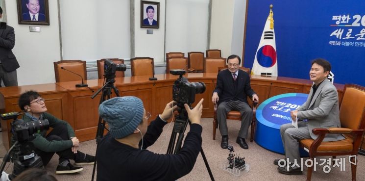 [포토] 유튜브 방송 촬영하는 이해찬 대표