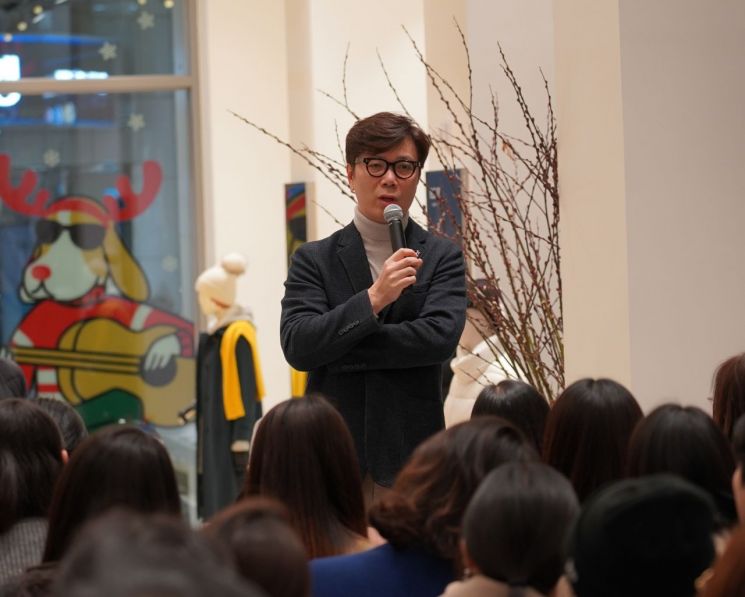 지난 해 12월 23일 스페이스 H에서 열린 소설가 김영하씨가 북토크 행사에 참석한 모습.