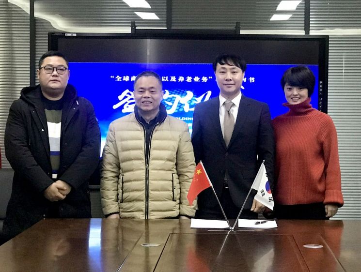 넥스트홀딩스 구성태 대표(오른쪽에서 두번째)가 중국 하남성 우정국 관계자들과 실버 산업과 관련한 전략적제휴(MOU)를 체결하고 있다.