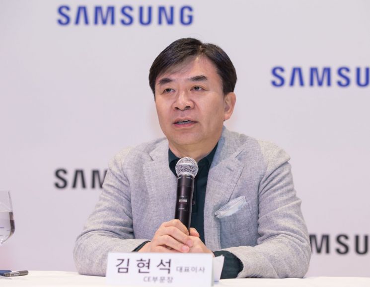 [CES2019]삼성·LG 양 사 TV CEO, '롤러블·8K' 두고 디스전
