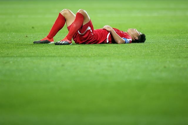 9일 두바이에서 열린 사우디아라비아와 아시안컵 E조 1차전에서 패한 뒤 북한 선수가 그라운드에 누워 아쉬워하고 있다. 사진=연합뉴스