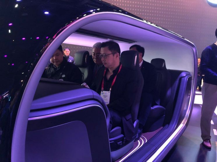 2019년 열린 CES2019에 참가해 전시부스를 둘러보고 있는 최재원 SK 수석부회장 / 라스베이거스(미국)=아시아경제 김혜원 기자