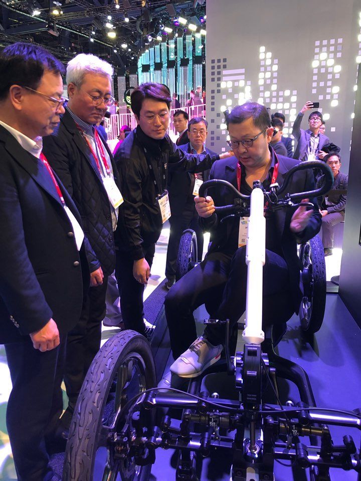 최재원 SK그룹 수석부회장이 2019년 CES 2019에서 기아자동차 전시관에 들러 하이브리드 4륜 자전거 '시드카(SEED Car)'를 타고 제품을 살펴보고 있다. /라스베이거스(미국)=아시아경제 김혜원 기자