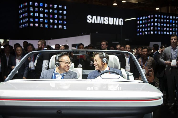 [CES2019]박정호 SKT 사장 '디지털 콕핏 2019' 체험