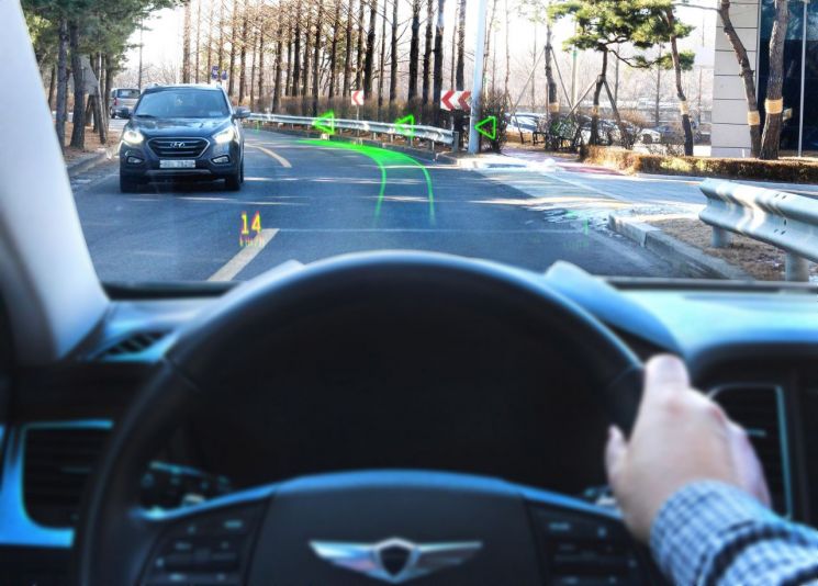 현대기아자동차 남양연구소 인근 도로에서 제네시스 G80의 전면 유리에 홀로그램 증강현실 내비게이션이 실제 작동하고 있는 모습.