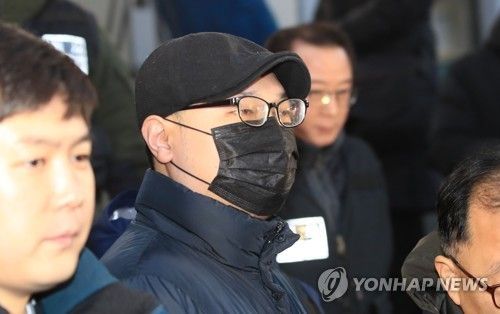 병원에서 진료를 받던 중 의사를 살해한 혐의(살인)를 받는 박 모 씨가 9일 서울 종로경찰서에서 검찰로 송치되고 있다. (사진=연합뉴스)