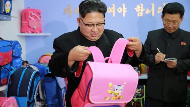 김정은 북한 국무위원장이 공산품 생산 공장을 시찰하고 있다.