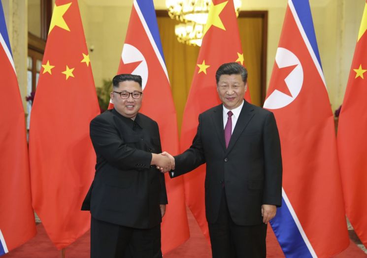 지난해 6월 김정은 북한 국무위원장과 시진핑 중국 국가주석이 만나 악수하고 있다. 중국 언론들은 8일 베이징에서 열린 두 사람의 회담과 만찬 장면을 보도하지 않고 있다. [이미지출처=AP연합뉴스]