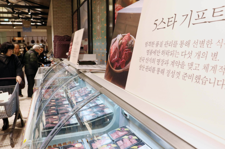 신세계, 18일부터 설 선물 본판매 실시…돼지고기·김치·식혜 '이색 선물' 풍성